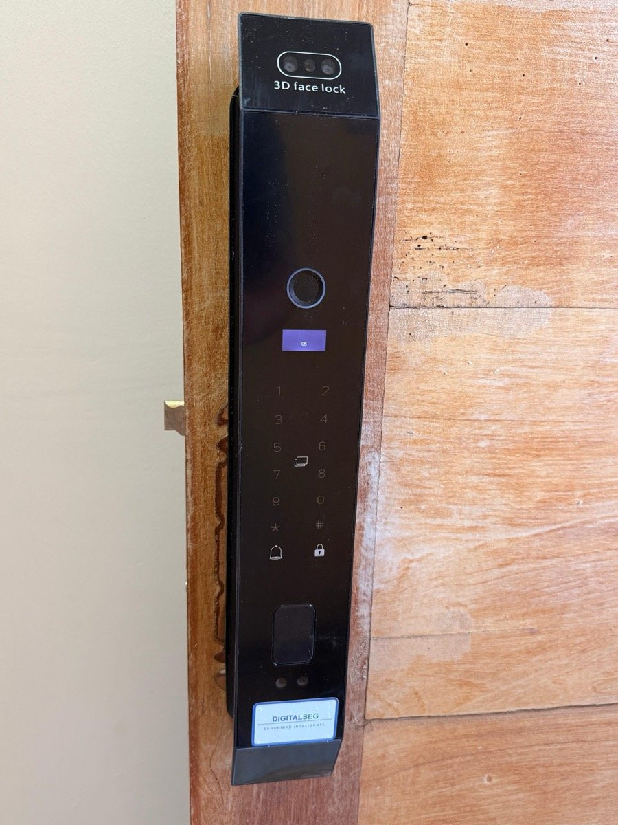 Cerradura con reconocimiento facial 3D instalada en puerta de madera