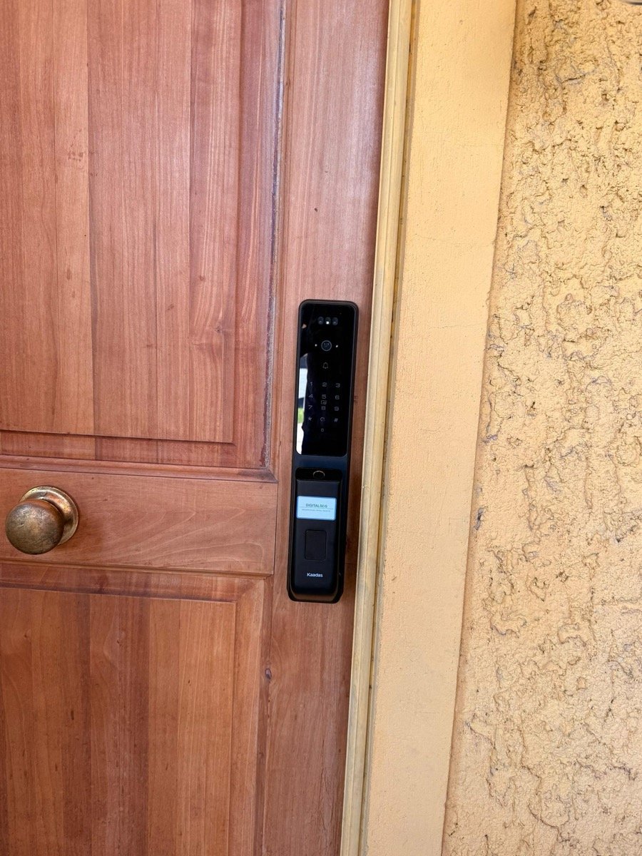 Cerradura facial Kaadas instalada en puerta de madera