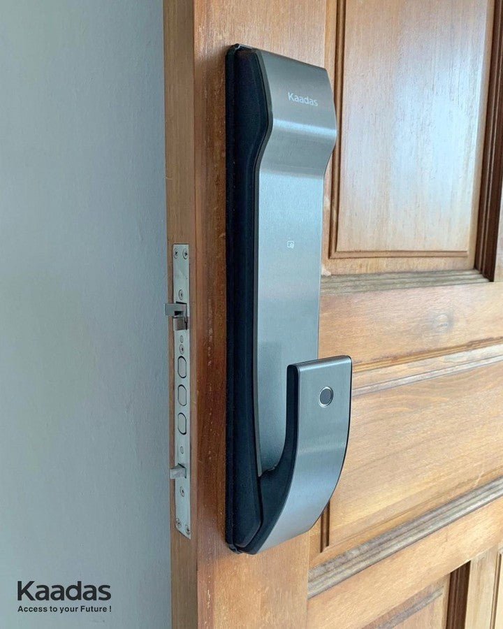 Cerradura digital Kaadas instalada en puerta de acceso